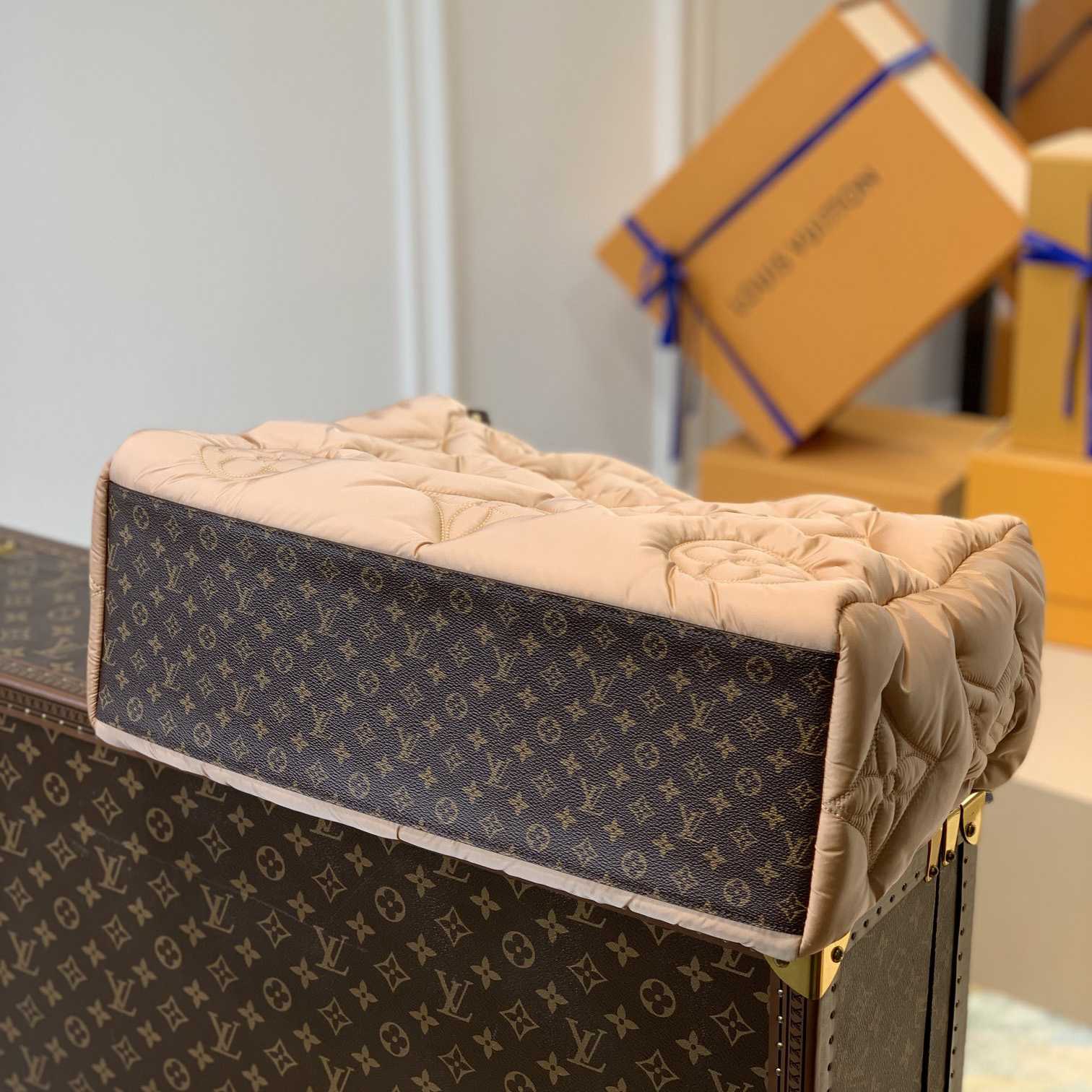 Louis Vuitton Monogram Giant Pillow OnTheGo MM   M59007 （41 x 34 x 19cm） - FashionPlug