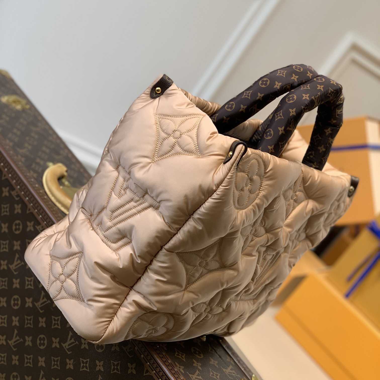 Louis Vuitton Monogram Giant Pillow OnTheGo MM   M59007 （41 x 34 x 19cm） - FashionPlug