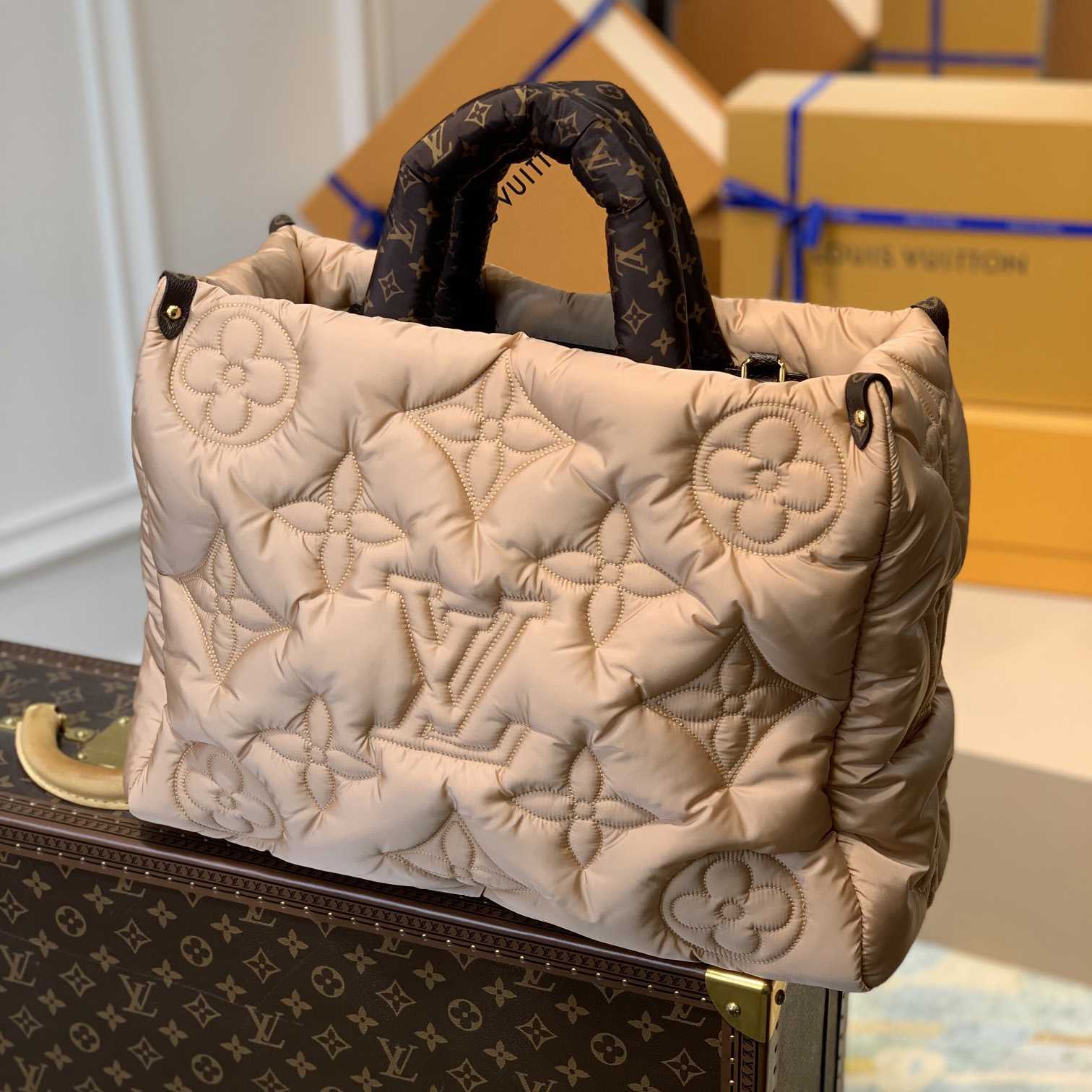 Louis Vuitton Monogram Giant Pillow OnTheGo MM   M59007 （41 x 34 x 19cm） - FashionPlug
