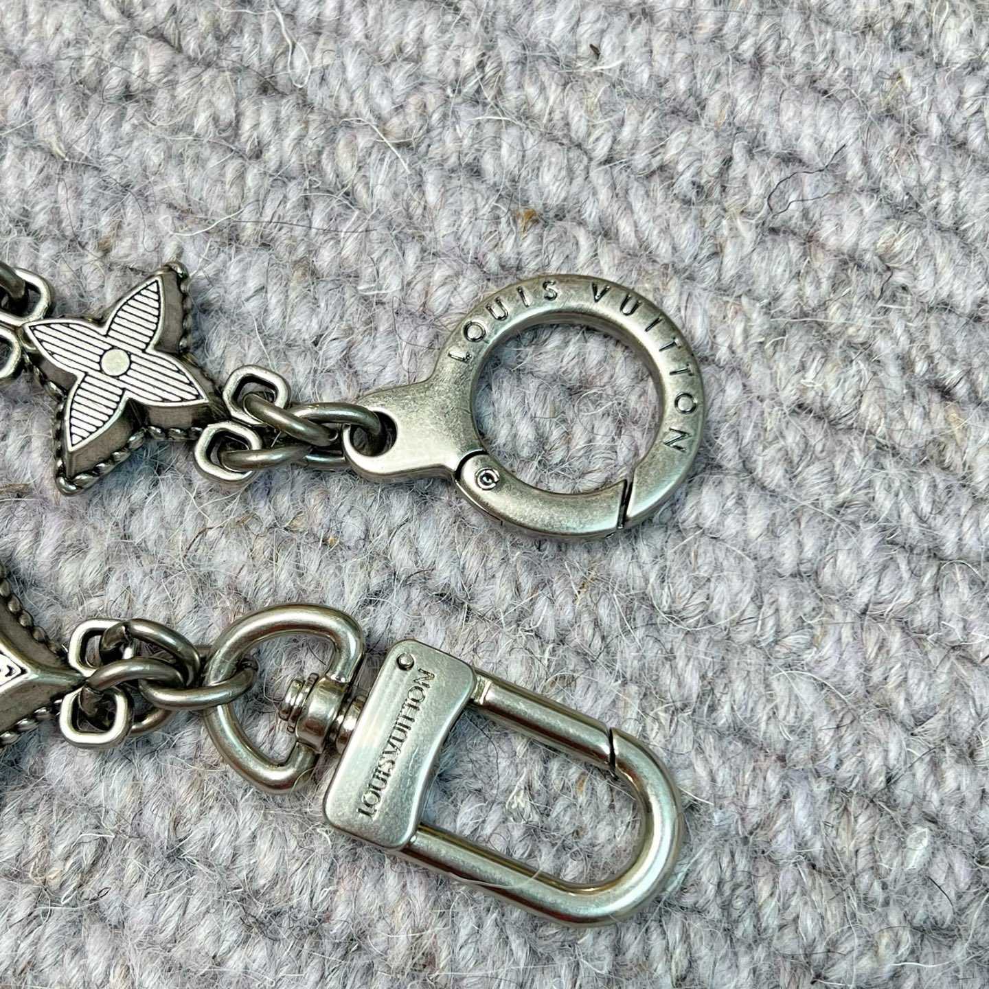 Louis Vuitton Western Chain Belt And Bag Charm   M02031 - FashionPlug