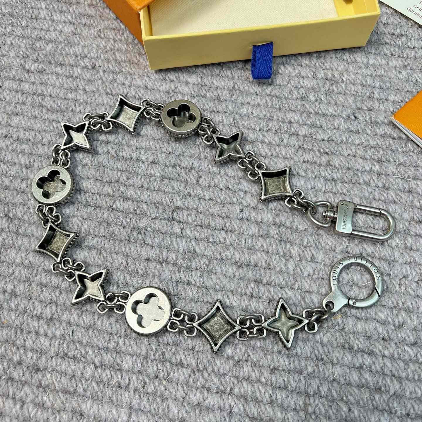 Louis Vuitton Western Chain Belt And Bag Charm   M02031 - FashionPlug