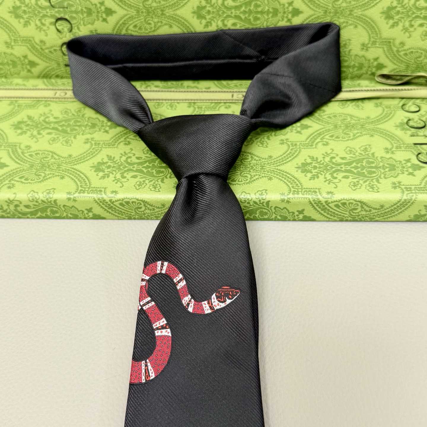 Gucci Silk Jacquard Tie - FashionPlug