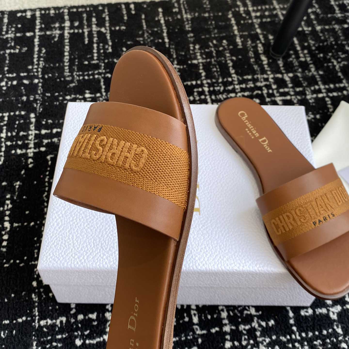 Dior Dway Slide  - FashionPlug