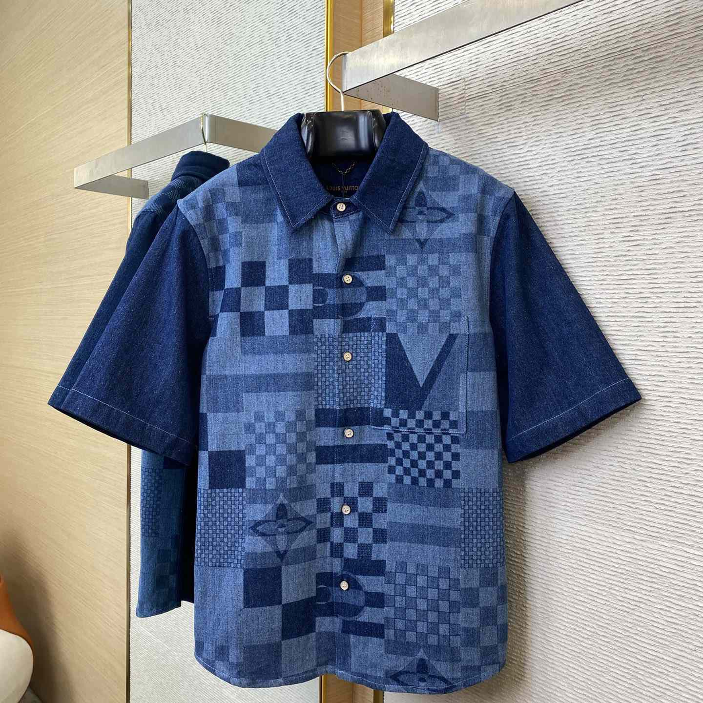 Louis Vuitton Printed Short-Sleeved Denim Shirt   1AFVQL - FashionPlug