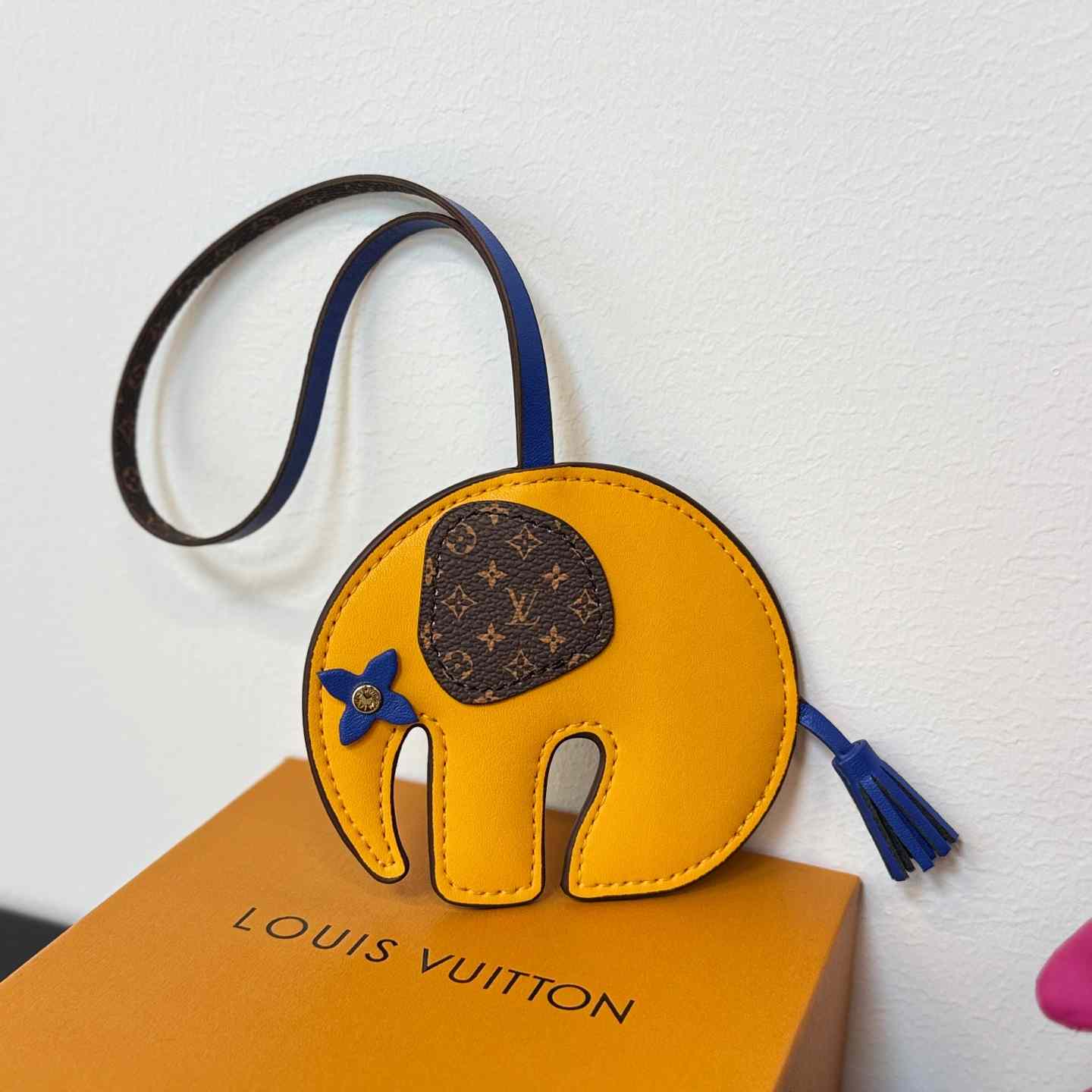 Louis Vuitton LV Elephant Bag Charm   M02325 - FashionPlug