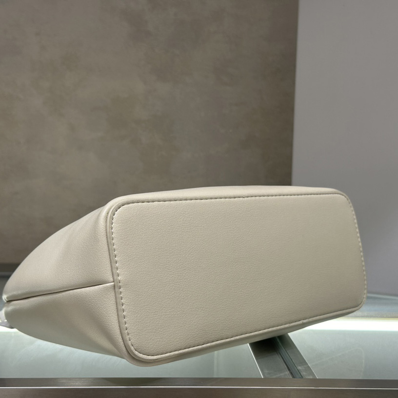Jacquemus The Calino (24*9.5*20cm) - FashionPlug