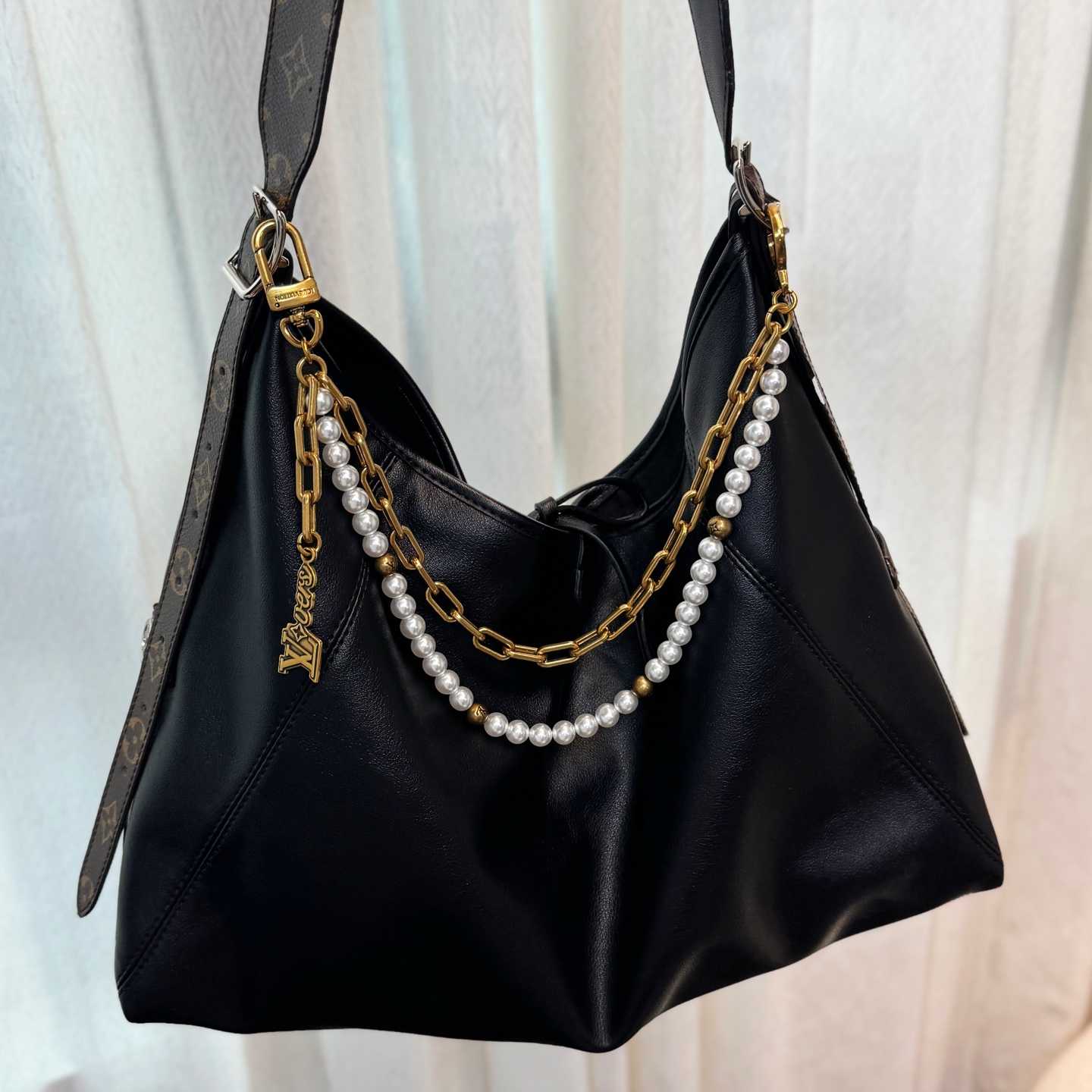 Louis Vuitton Chain Belt Pearls Bag Charm  M01689 - FashionPlug