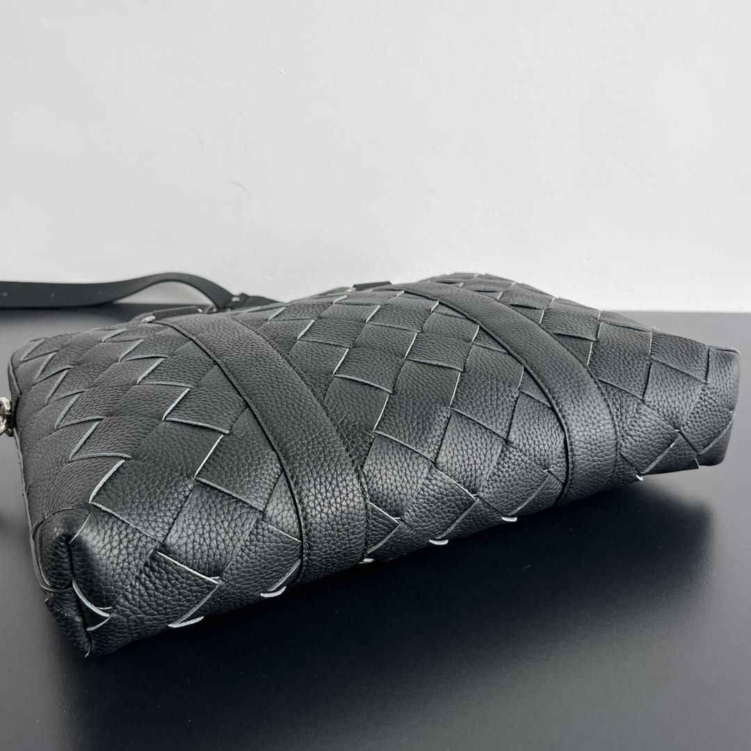 Bottega Veneta Men's Slim Intrecciato Briefcase in Black - FashionPlug