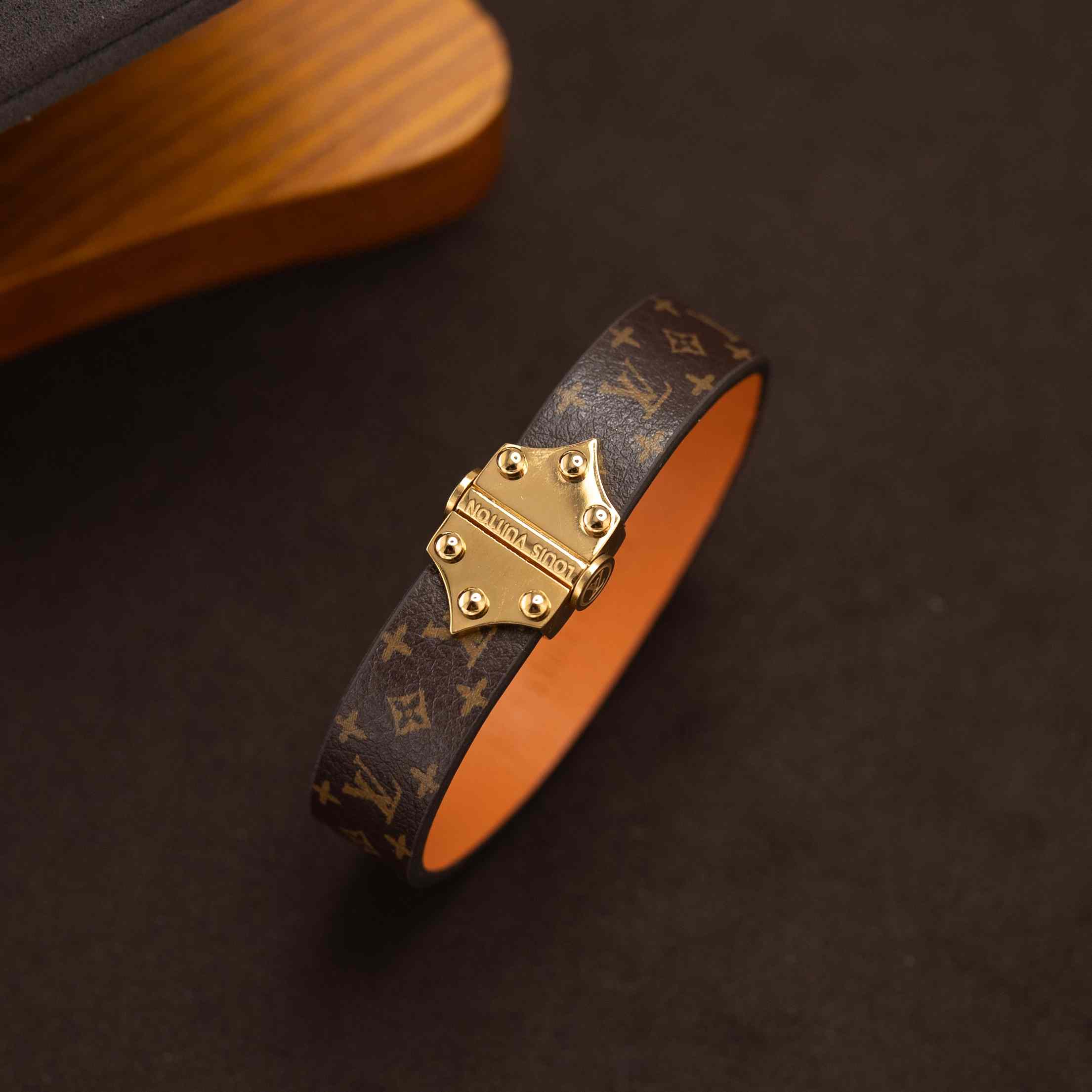 Louis Vuitton Nano Monogram Bracelet   M8112 - FashionPlug