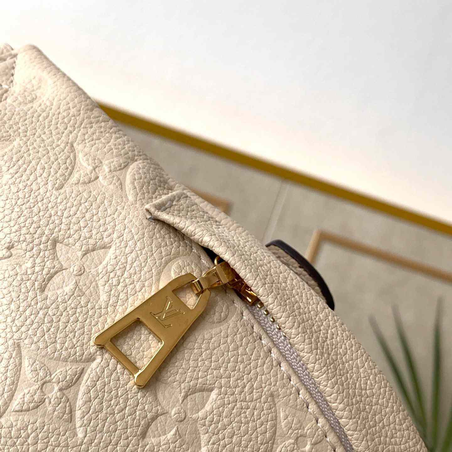 Louis Vuitton Bumbag  M44812  - FashionPlug