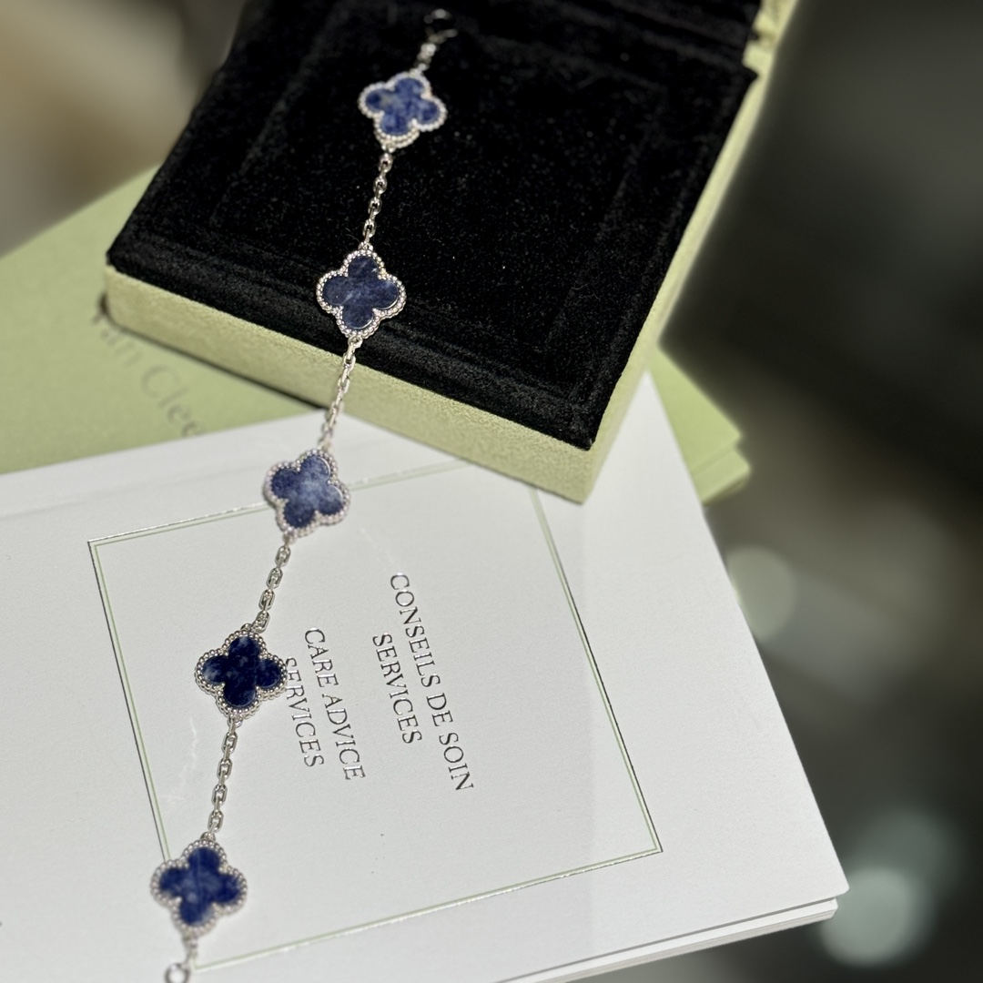 Van Cleef & Arpels Bracelet - FashionPlug