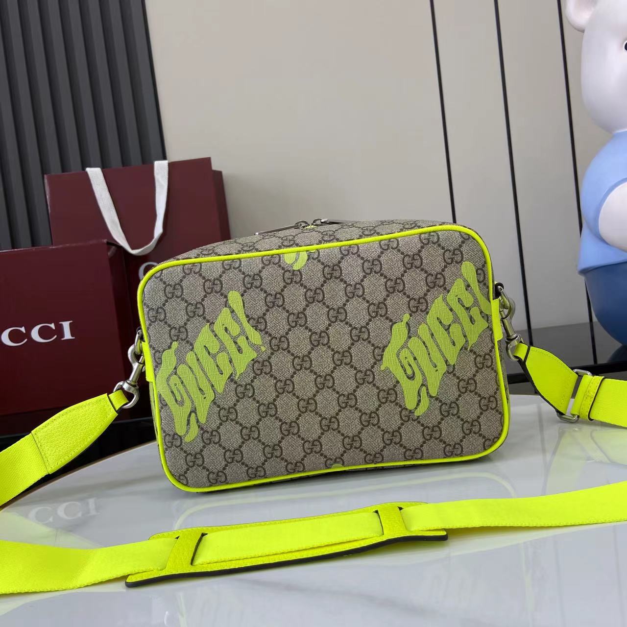 Gucci Medium Crossbody Bag With Print - FashionPlug