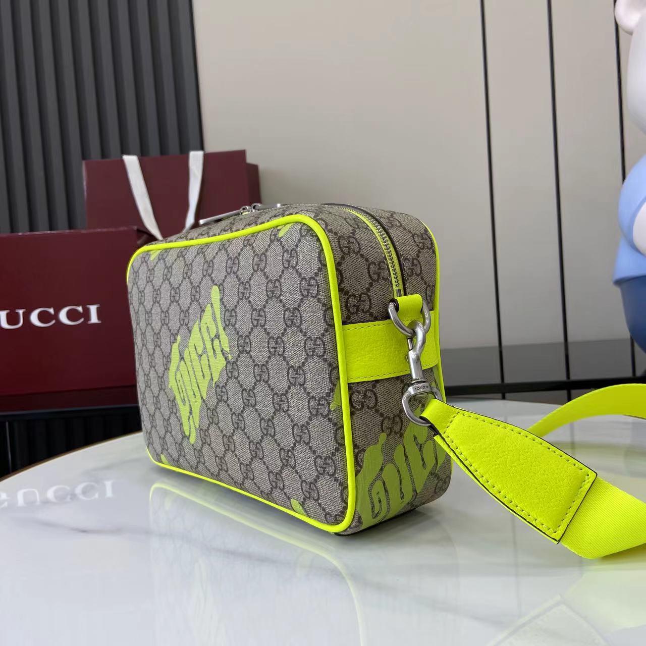 Gucci Medium Crossbody Bag With Print - FashionPlug