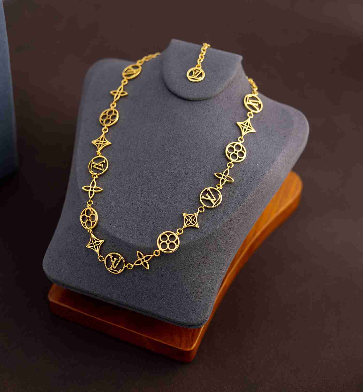 Louis Vuitton LV Lace Necklace   M01057 - FashionPlug