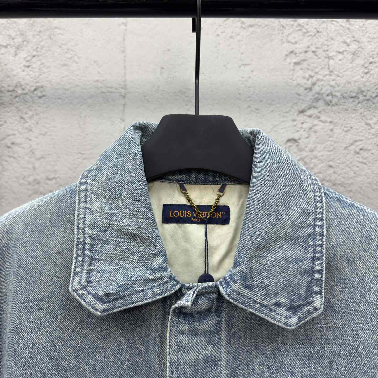 Louis Vuitton Short-Sleeved Denim Workwear Shirt  1ABLDG - FashionPlug