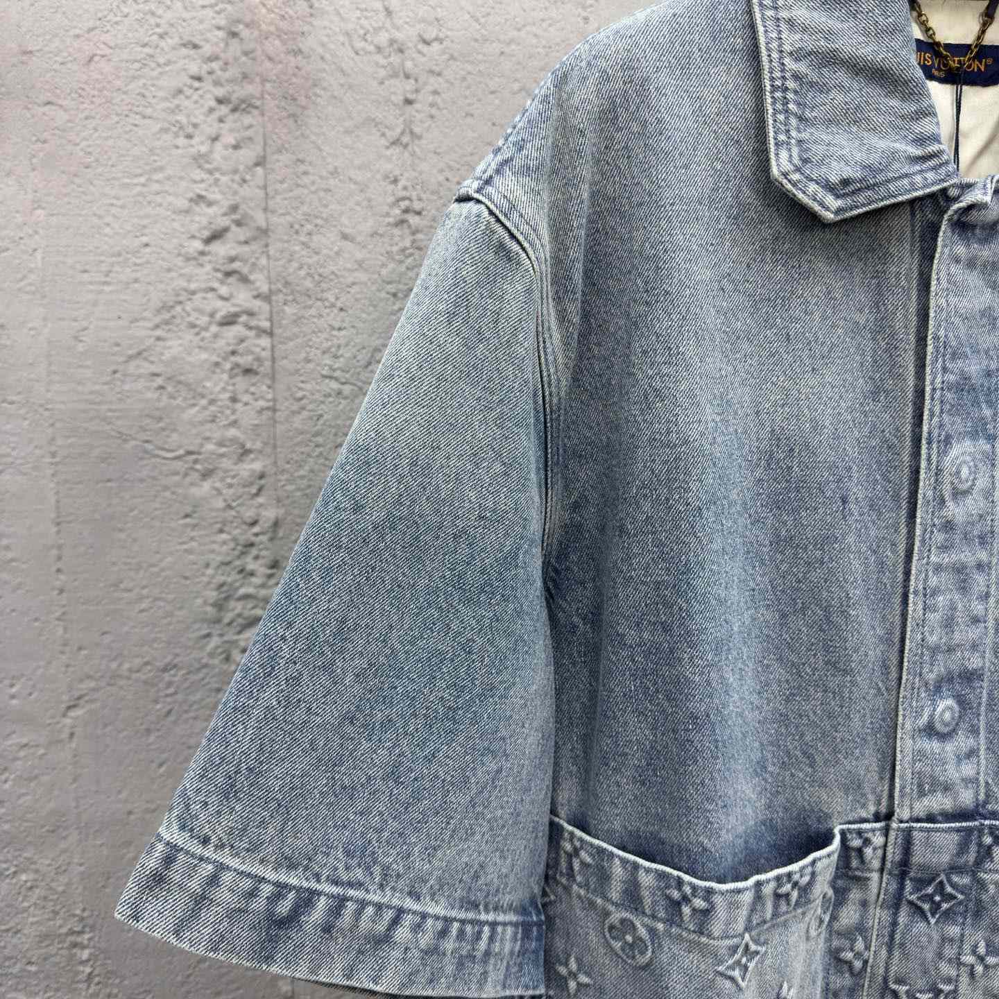 Louis Vuitton Short-Sleeved Denim Workwear Shirt  1ABLDG - FashionPlug