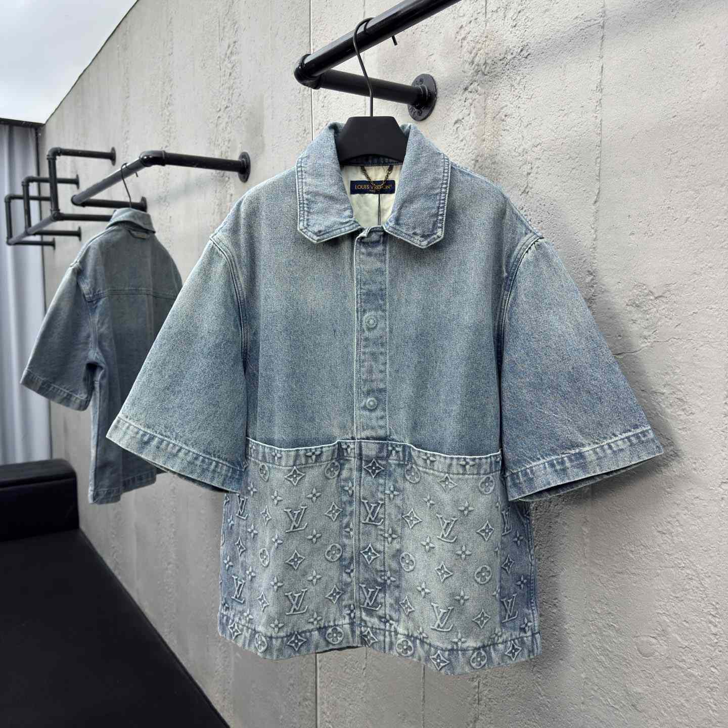 Louis Vuitton Short-Sleeved Denim Workwear Shirt  1ABLDG - FashionPlug