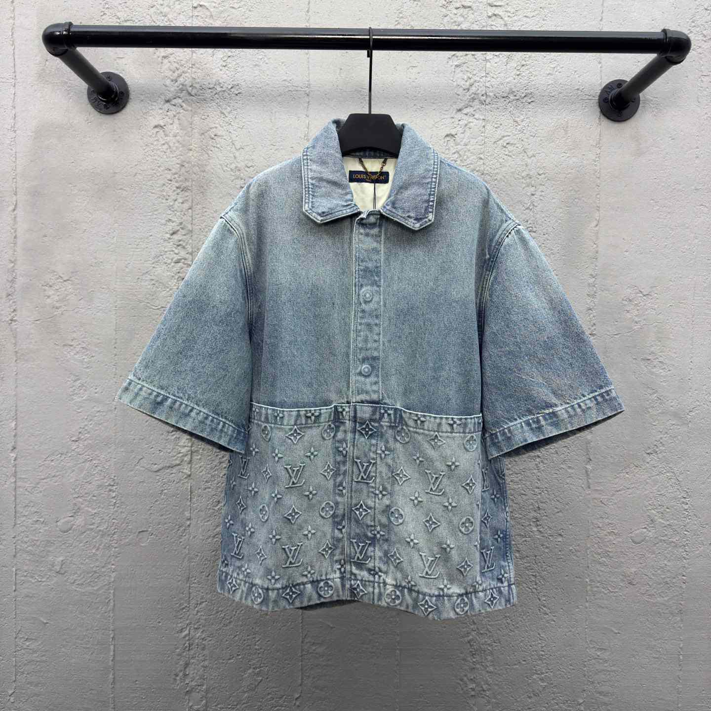 Louis Vuitton Short-Sleeved Denim Workwear Shirt  1ABLDG - FashionPlug