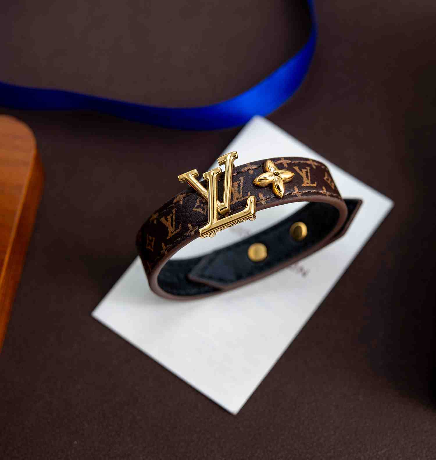 Louis Vuitton LV Iconic Bracelet  M8526 - FashionPlug