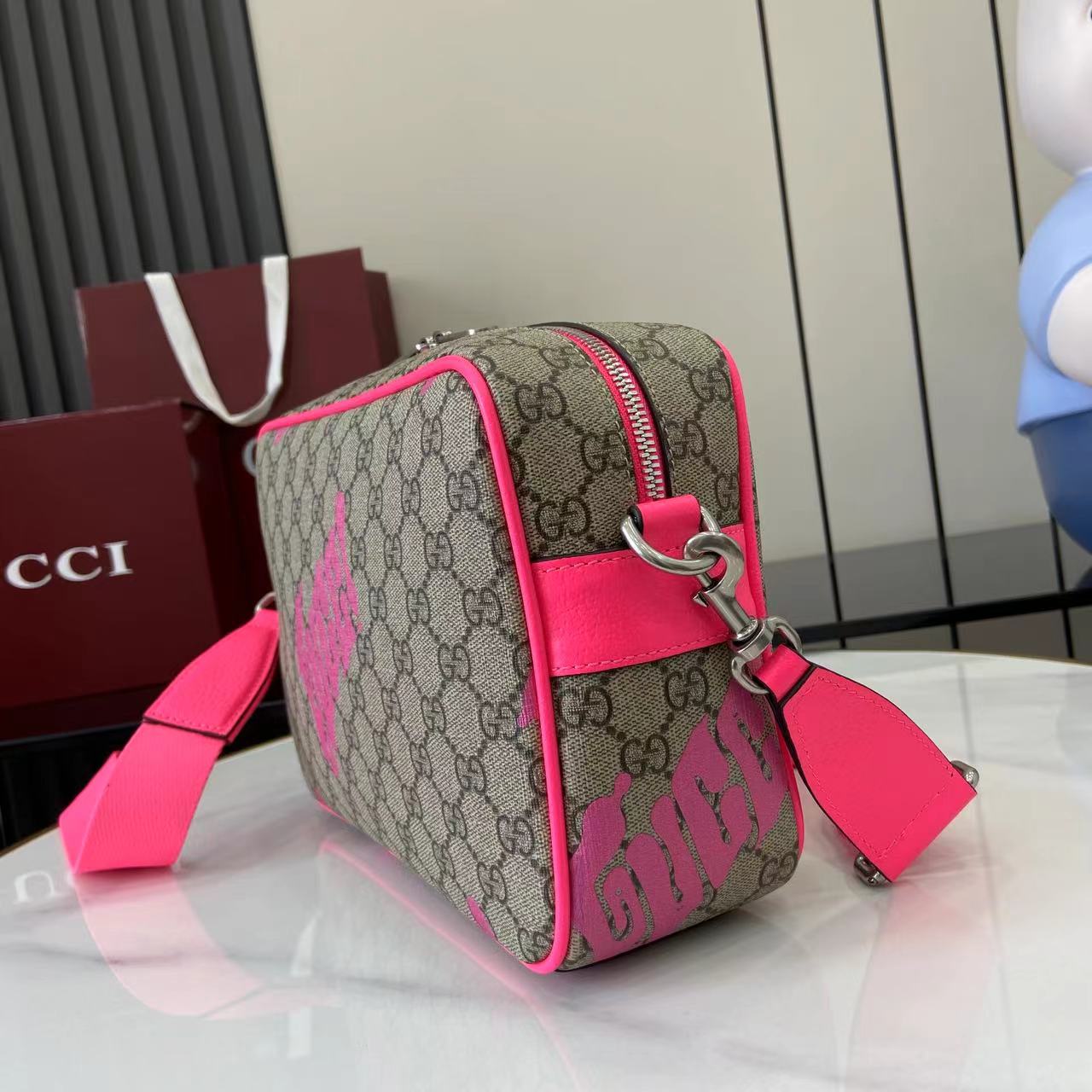 Gucci Medium Crossbody Bag With Print - FashionPlug