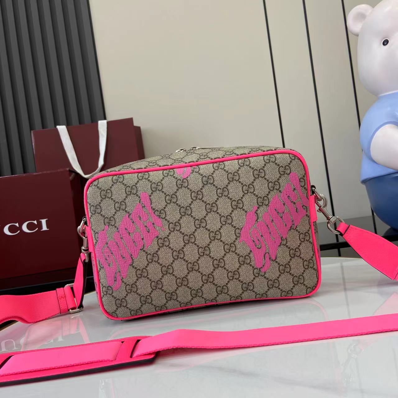 Gucci Medium Crossbody Bag With Print - FashionPlug
