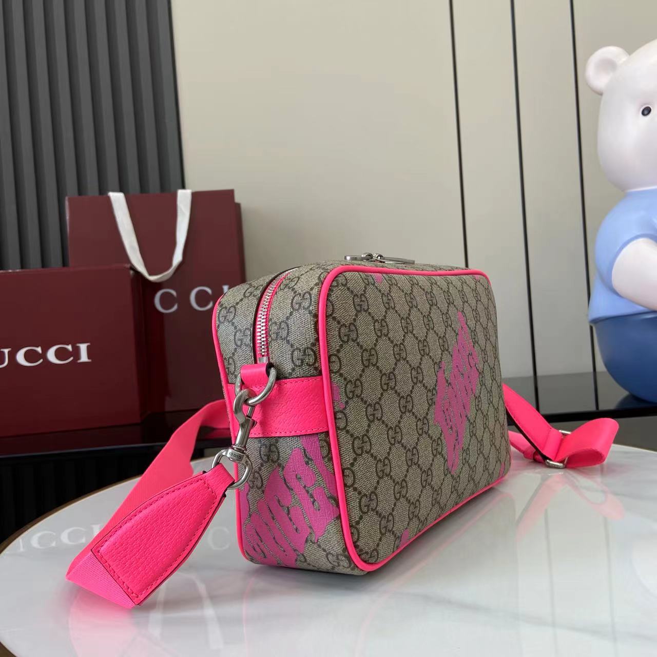 Gucci Medium Crossbody Bag With Print - FashionPlug
