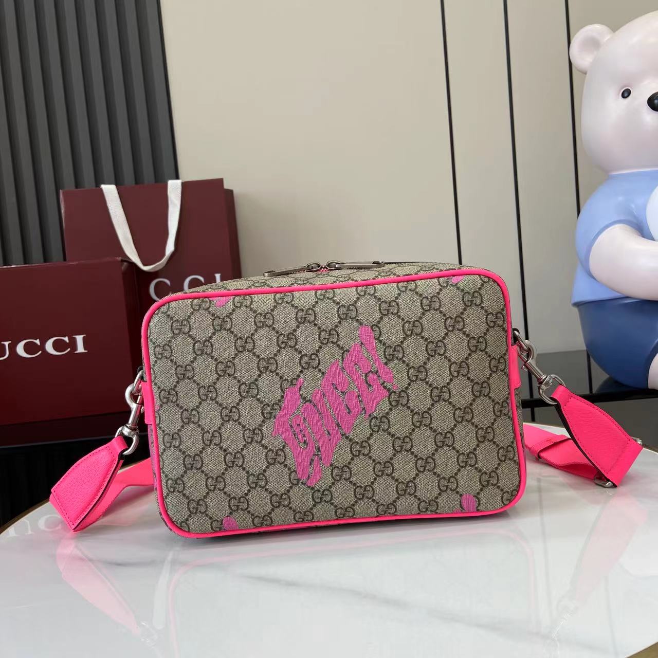 Gucci Medium Crossbody Bag With Print - FashionPlug