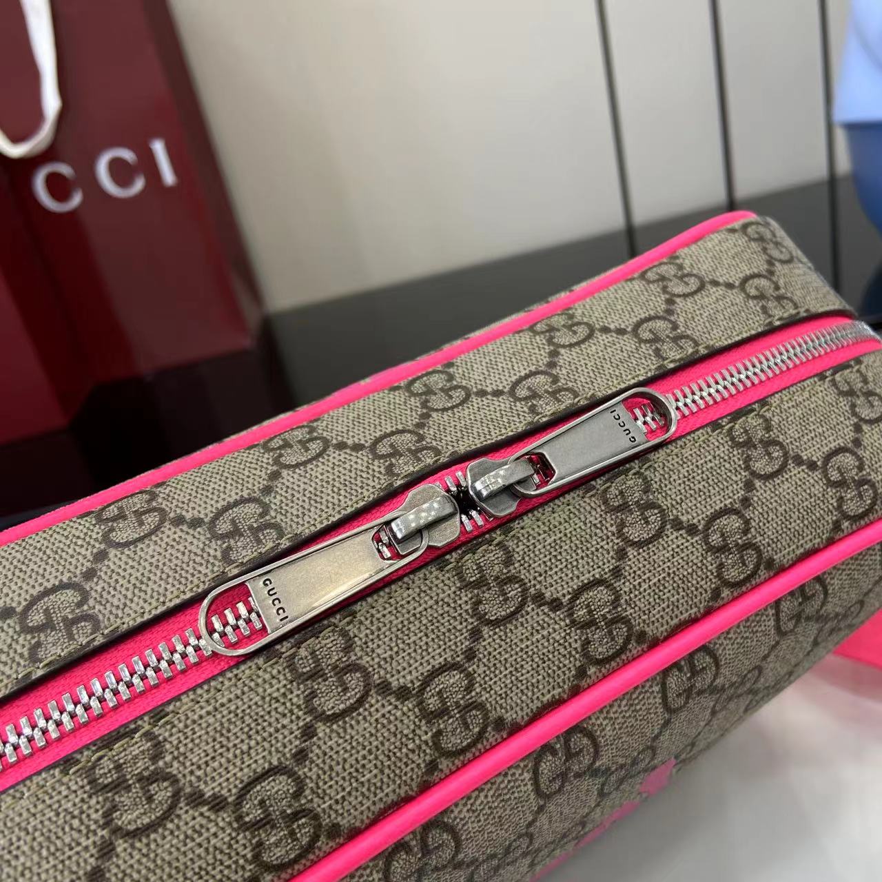 Gucci Medium Crossbody Bag With Print - FashionPlug