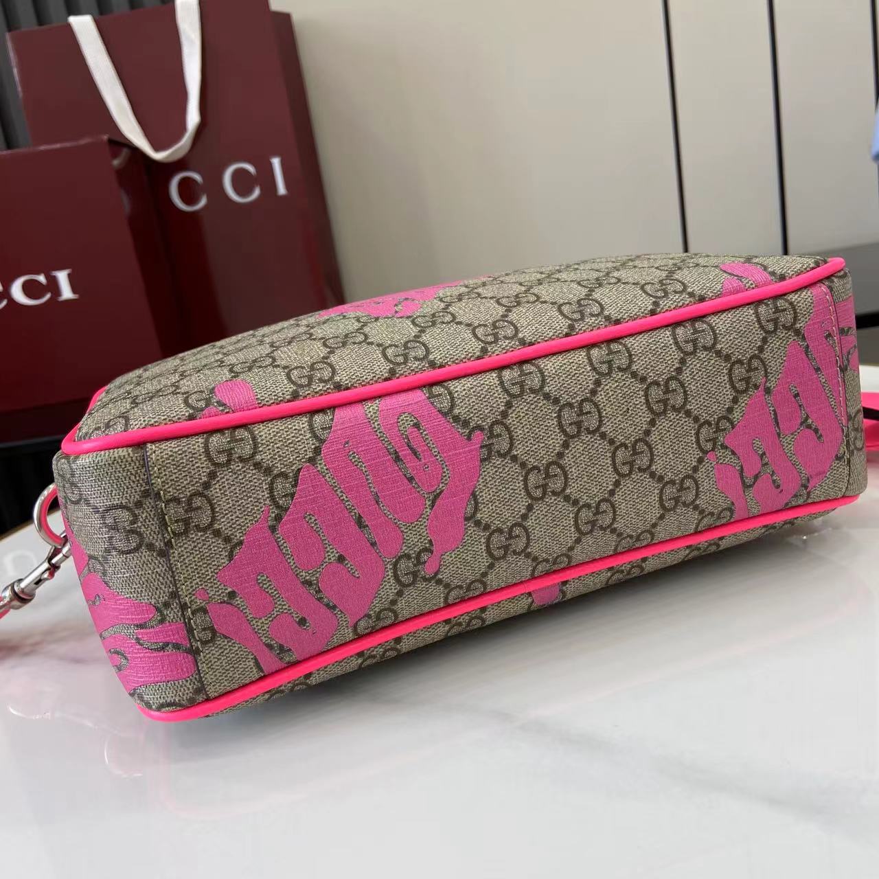 Gucci Medium Crossbody Bag With Print - FashionPlug