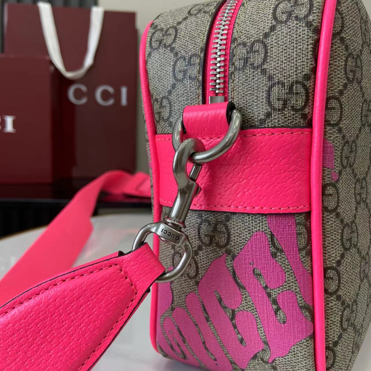 Gucci Medium Crossbody Bag With Print - FashionPlug