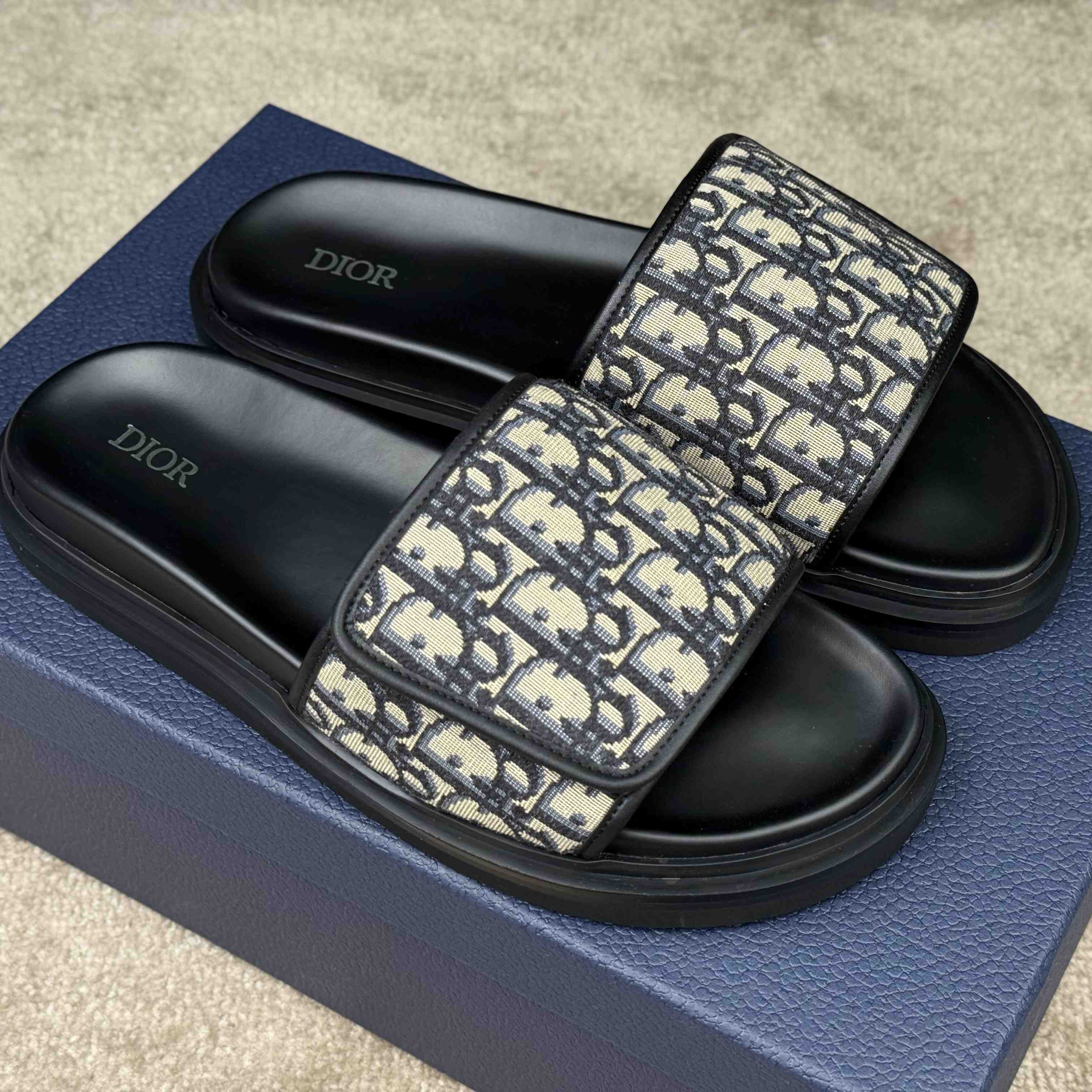 Dior Aqua Sandal  - FashionPlug