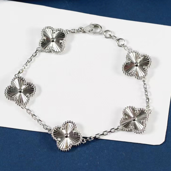 Van Cleef & Arpels Bracelet - FashionPlug