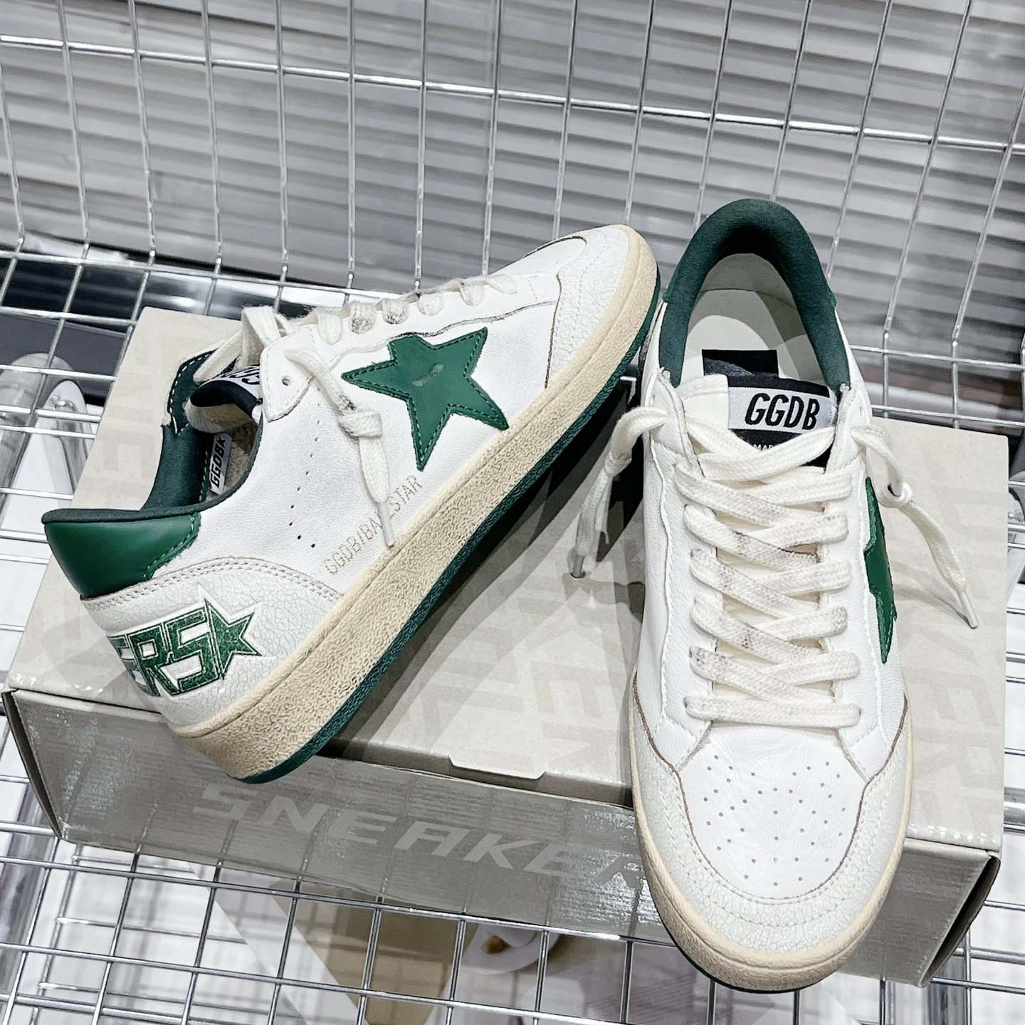Golden Goose Ball Star Wishes In White Nappa Leather With Green Leather star And Heel Tab - FashionPlug