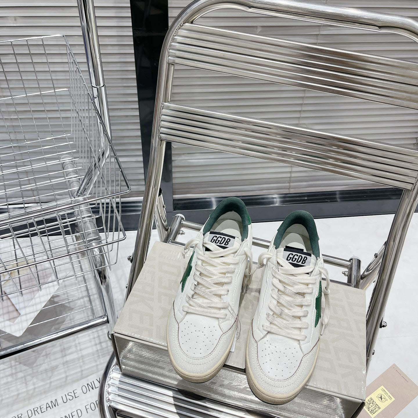 Golden Goose Ball Star Wishes In White Nappa Leather With Green Leather star And Heel Tab - FashionPlug