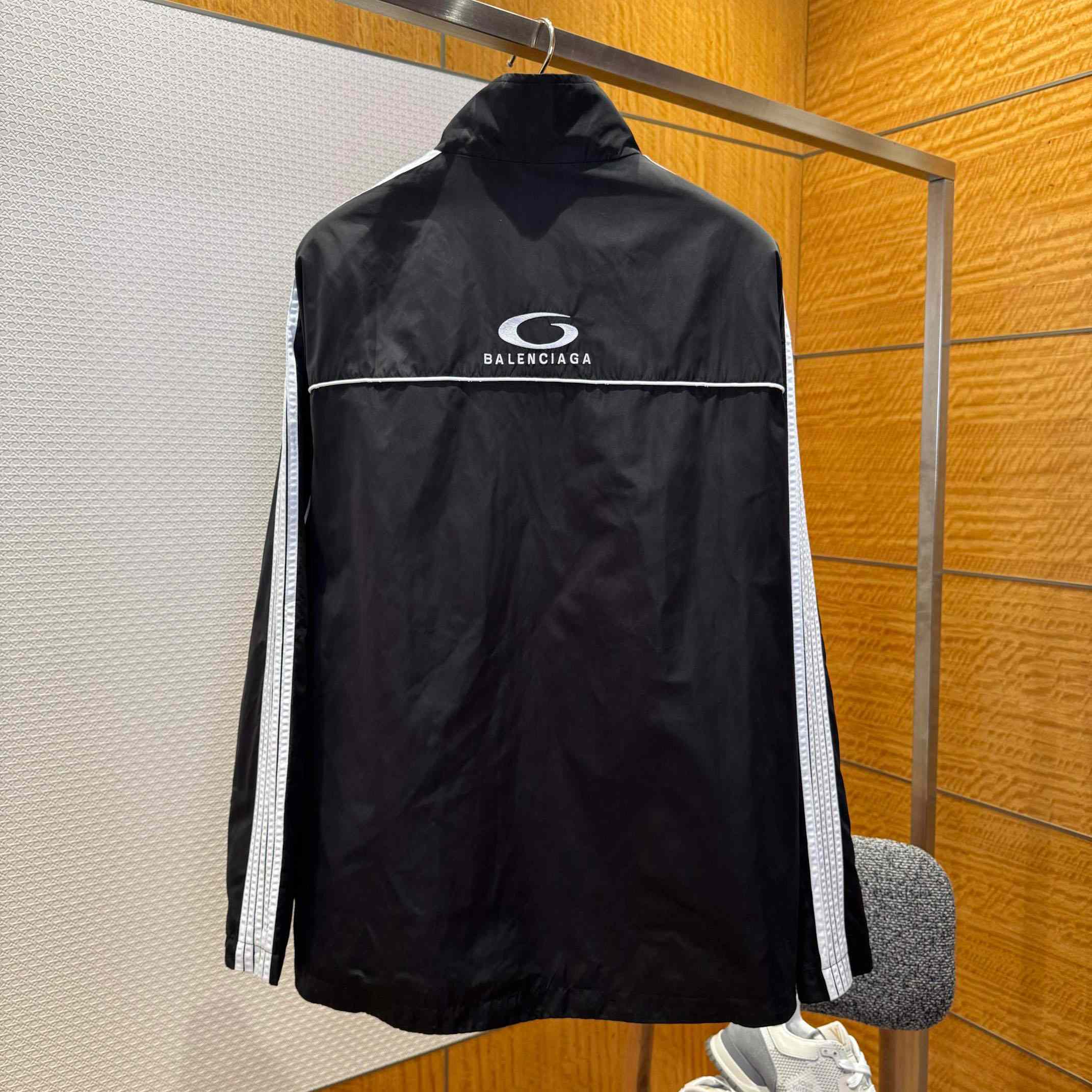Balenciaga Large Tracksuit Jacket And Pants  In Black And White Stretch Technical Fabric - FashionPlug
