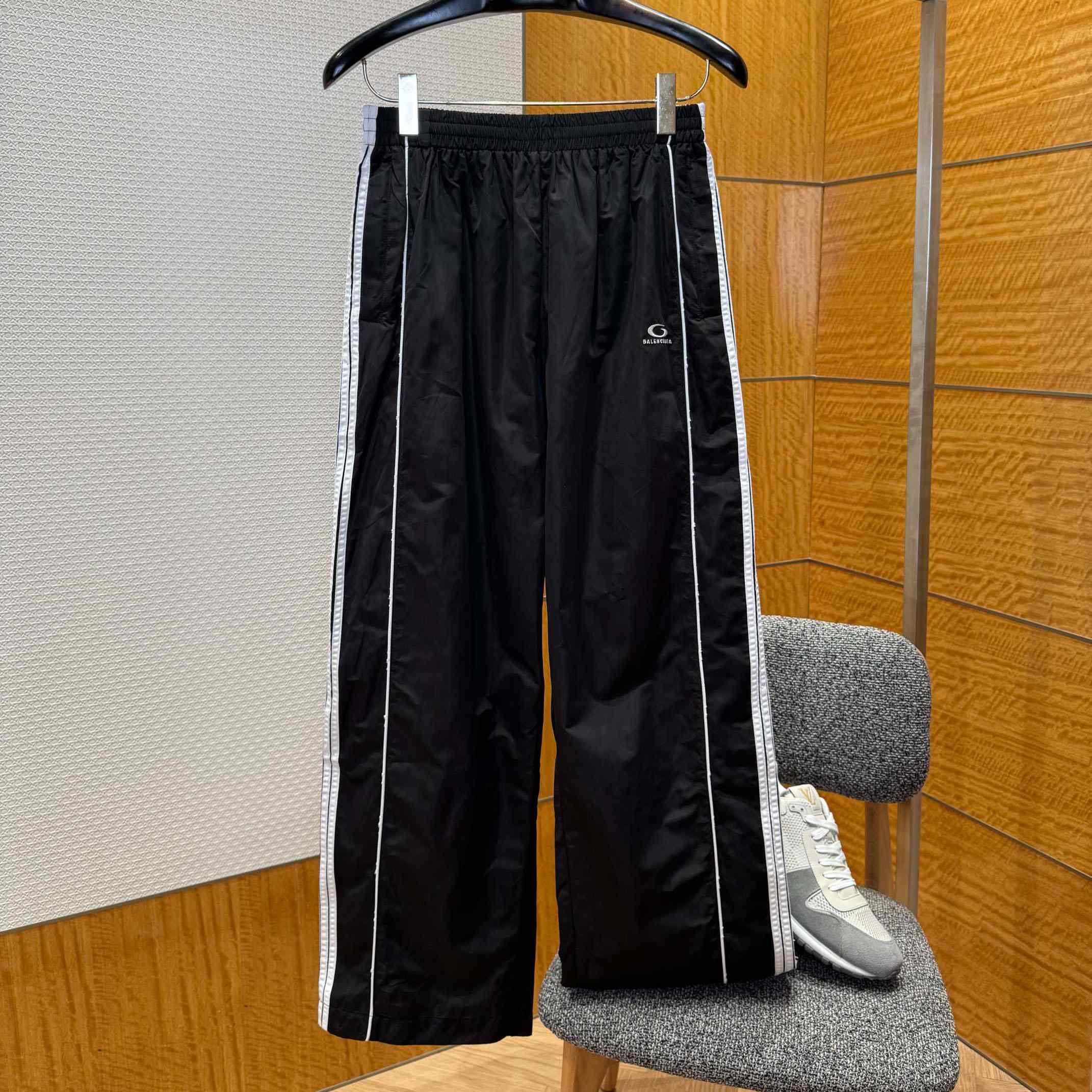 Balenciaga Large Tracksuit Jacket And Pants  In Black And White Stretch Technical Fabric - FashionPlug