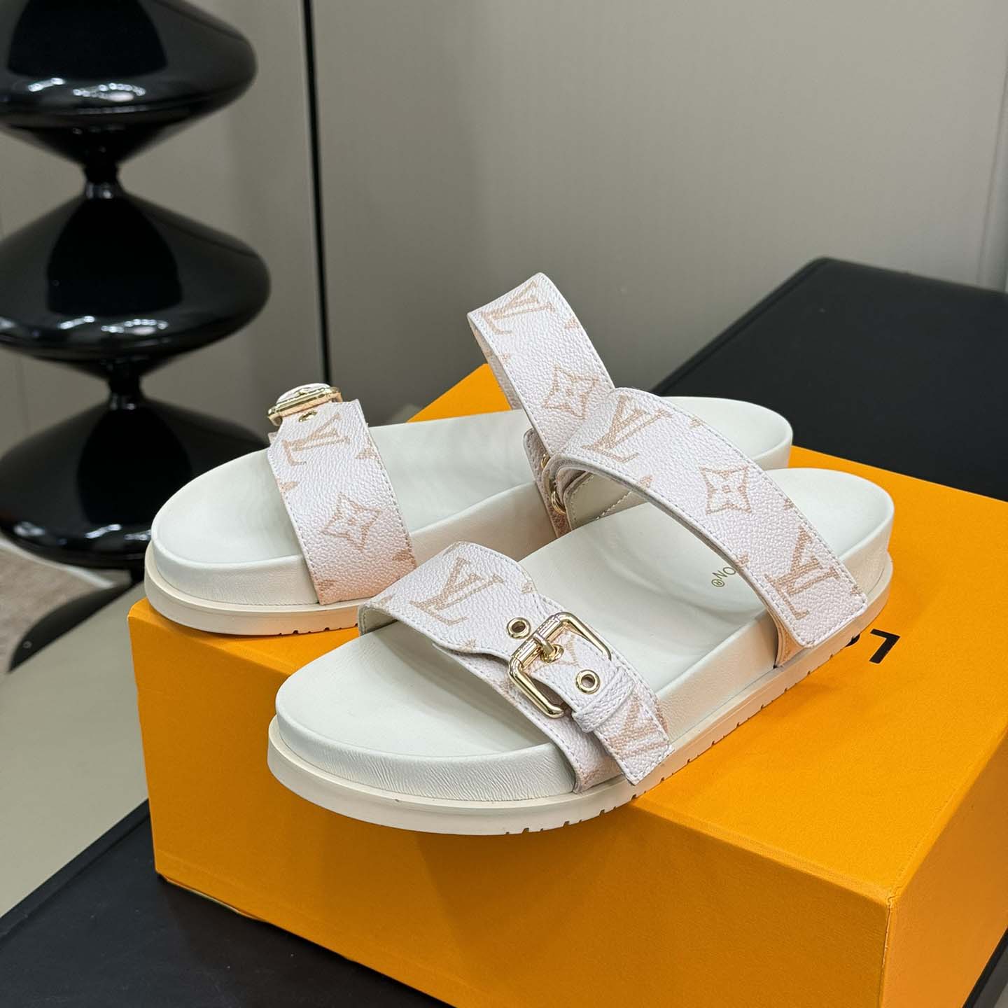 Louis Vuitton Bom Dia Flat Comfort Mule   1AHMT3 - FashionPlug