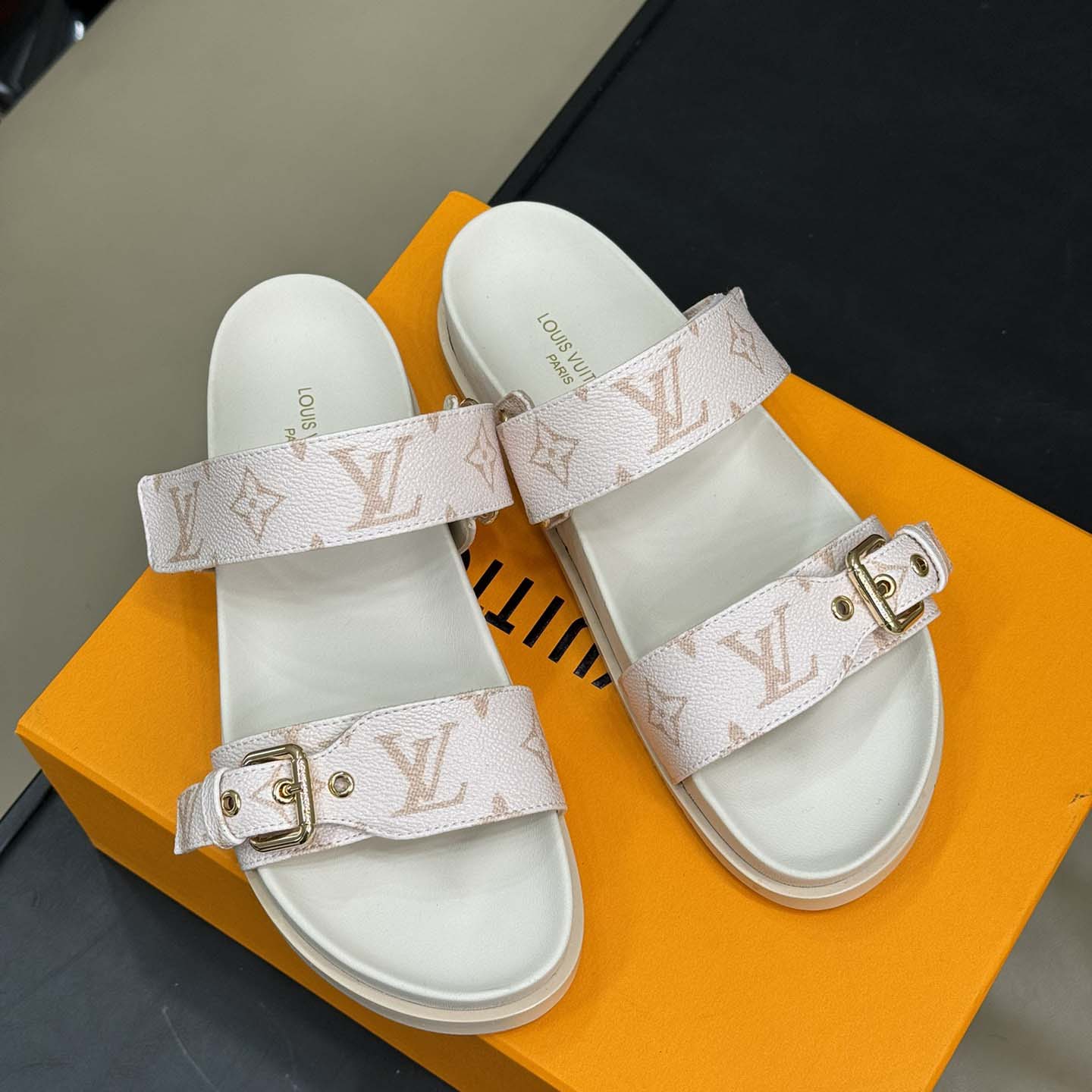 Louis Vuitton Bom Dia Flat Comfort Mule   1AHMT3 - FashionPlug