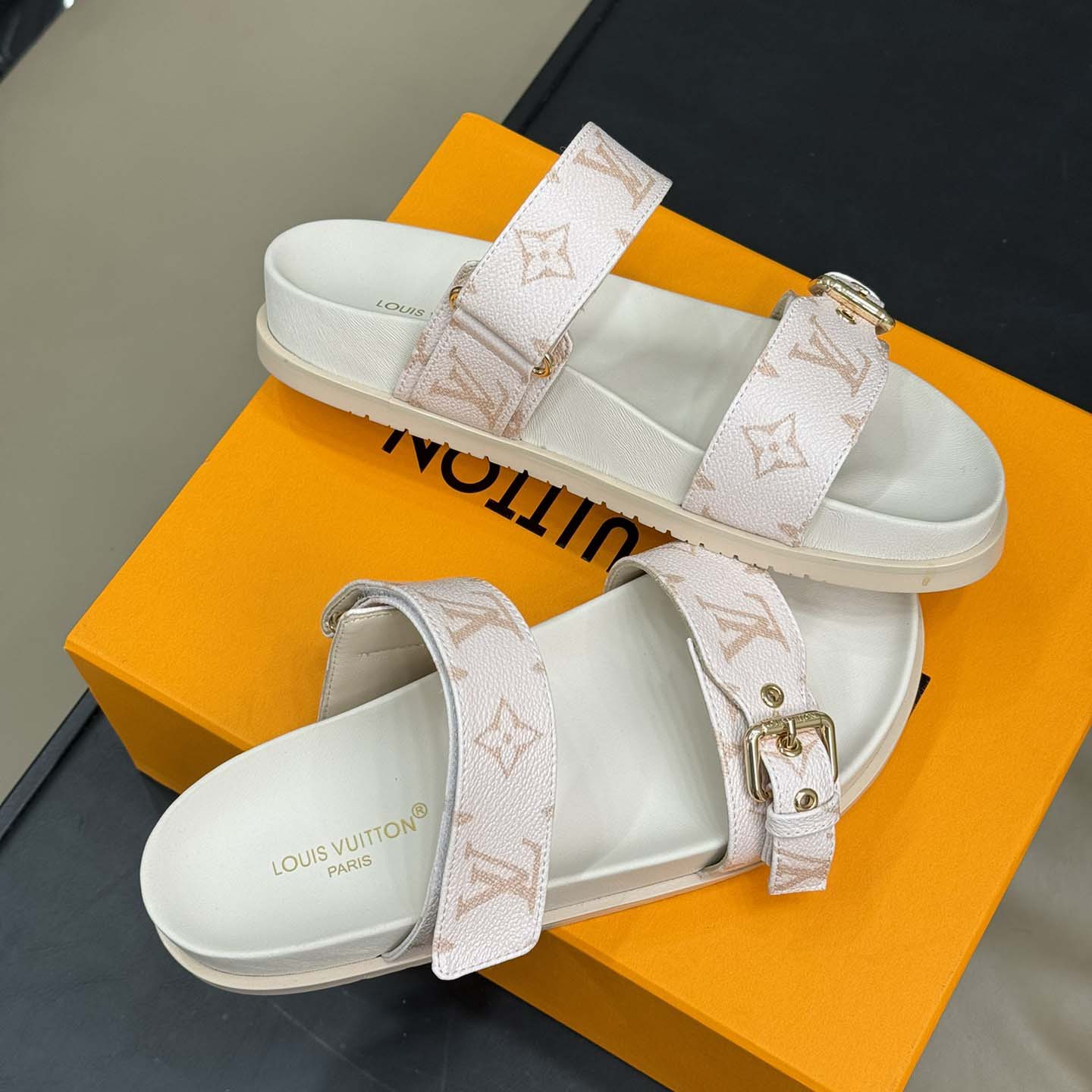 Louis Vuitton Bom Dia Flat Comfort Mule   1AHMT3 - FashionPlug