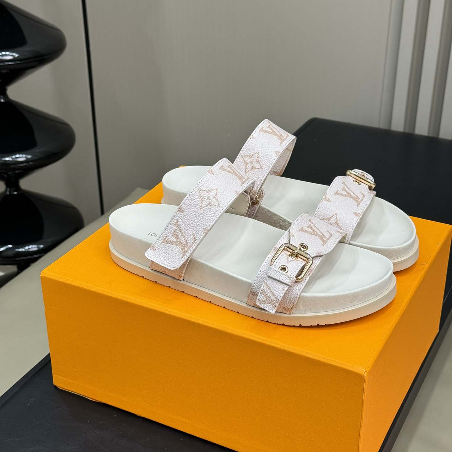 Louis Vuitton Bom Dia Flat Comfort Mule   1AHMT3 - FashionPlug