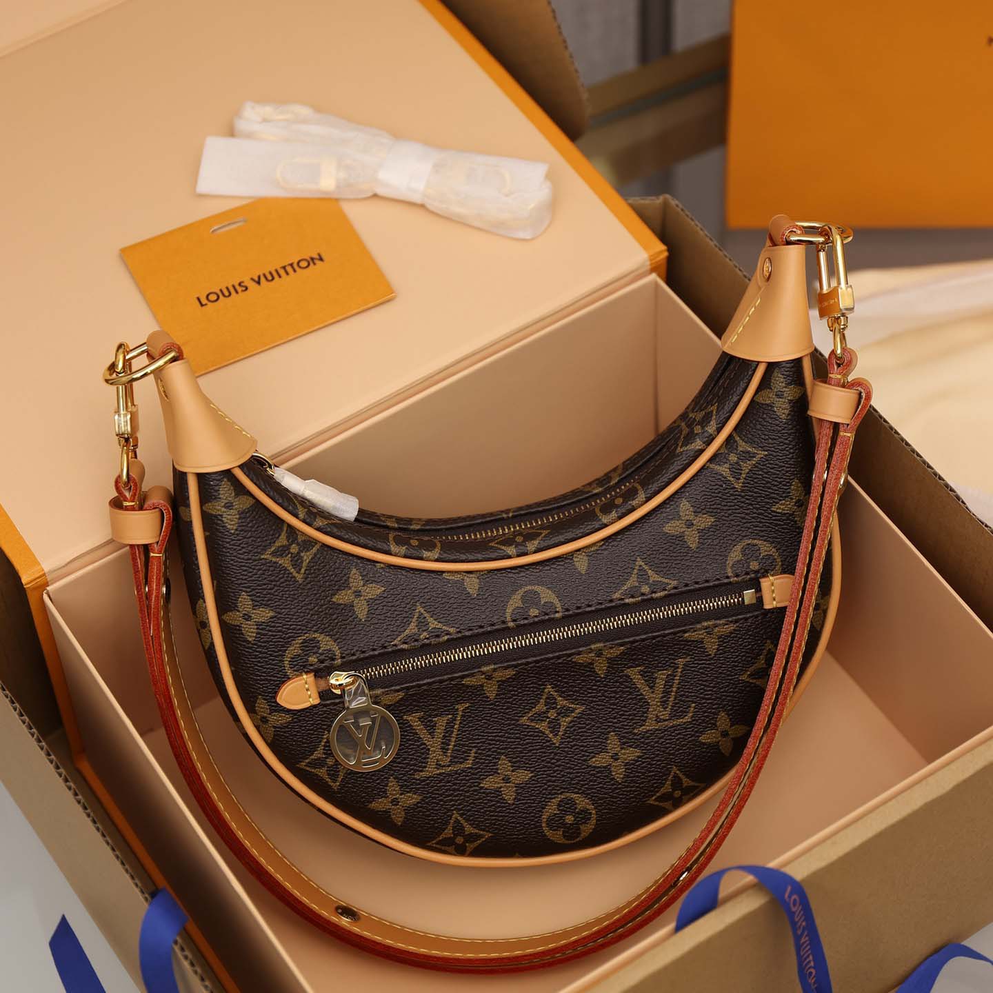 Louis Vuitton Loop  (23-13-6cm) M81098 - FashionPlug