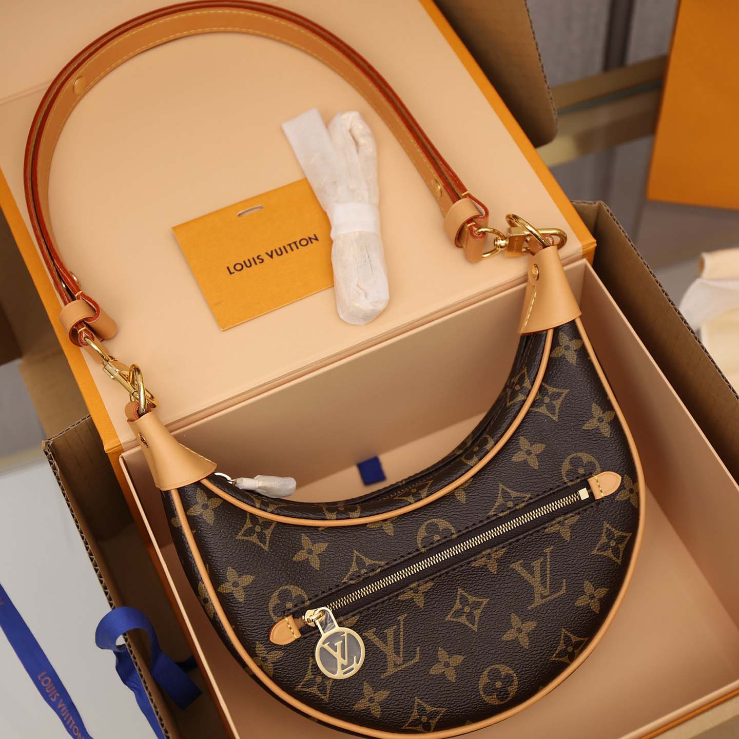 Louis Vuitton Loop  (23-13-6cm) M81098 - FashionPlug