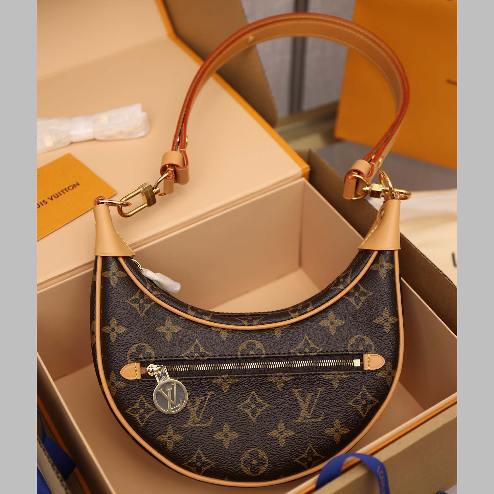 Louis Vuitton Loop  (23-13-6cm) M81098 - FashionPlug