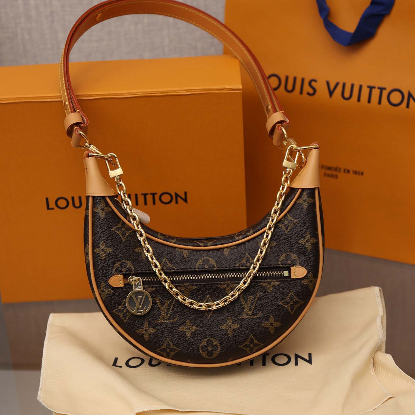 Louis Vuitton Loop  (23-13-6cm) M81098 - FashionPlug