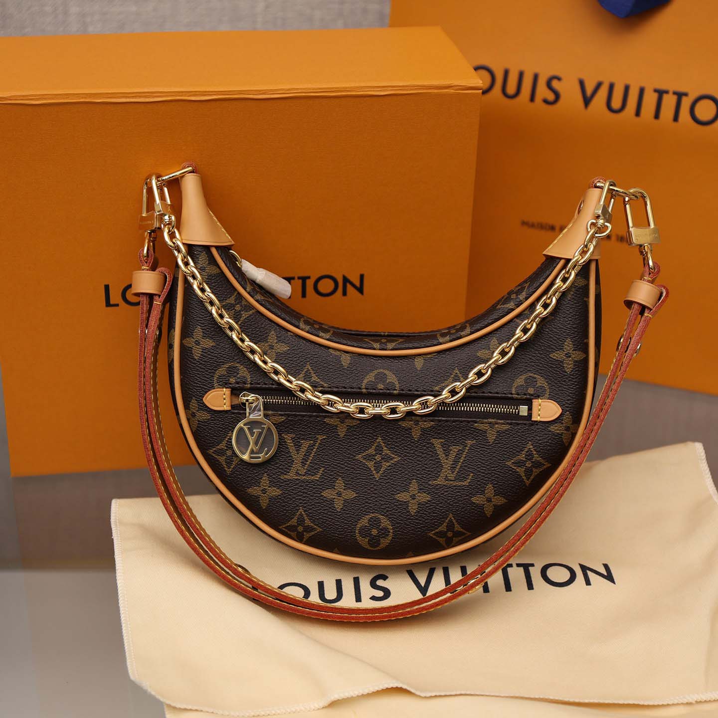 Louis Vuitton Loop  (23-13-6cm) M81098 - FashionPlug
