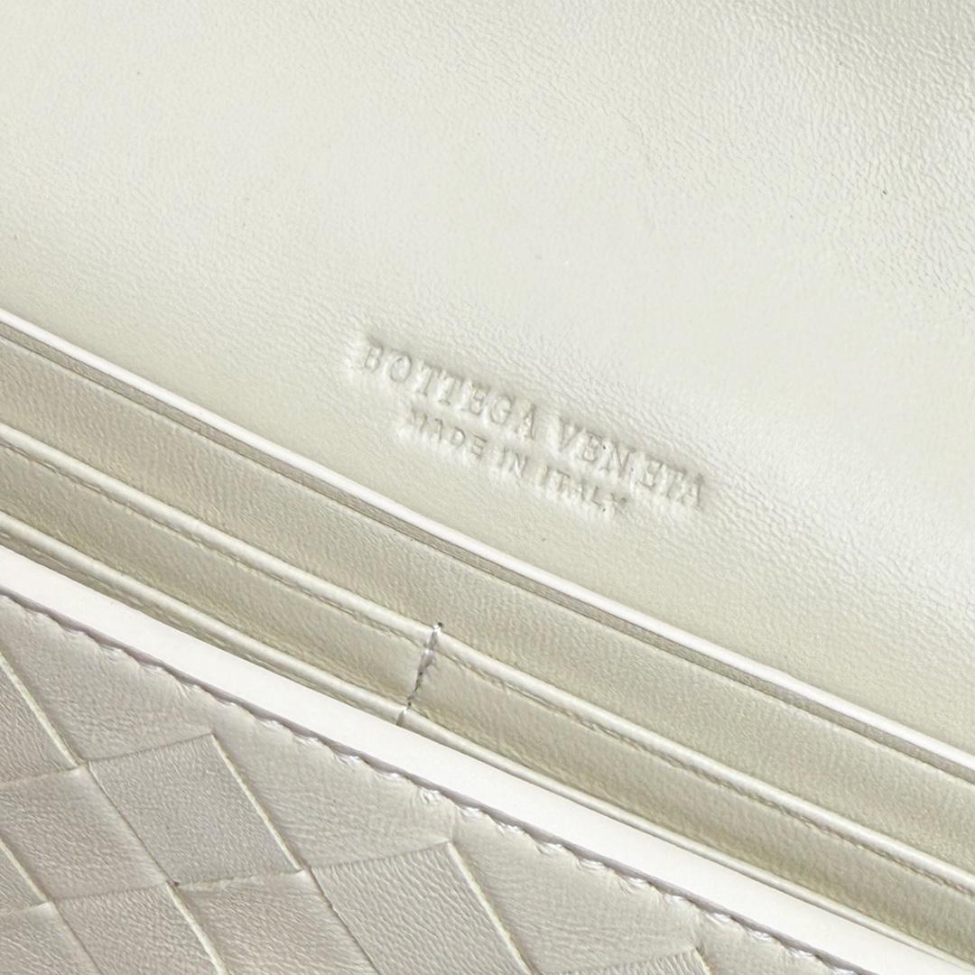 Bottega Veneta Andiamo Clutch 31*13*3cm - FashionPlug
