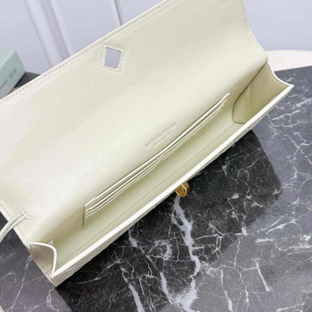 Bottega Veneta Andiamo Clutch 31*13*3cm - FashionPlug