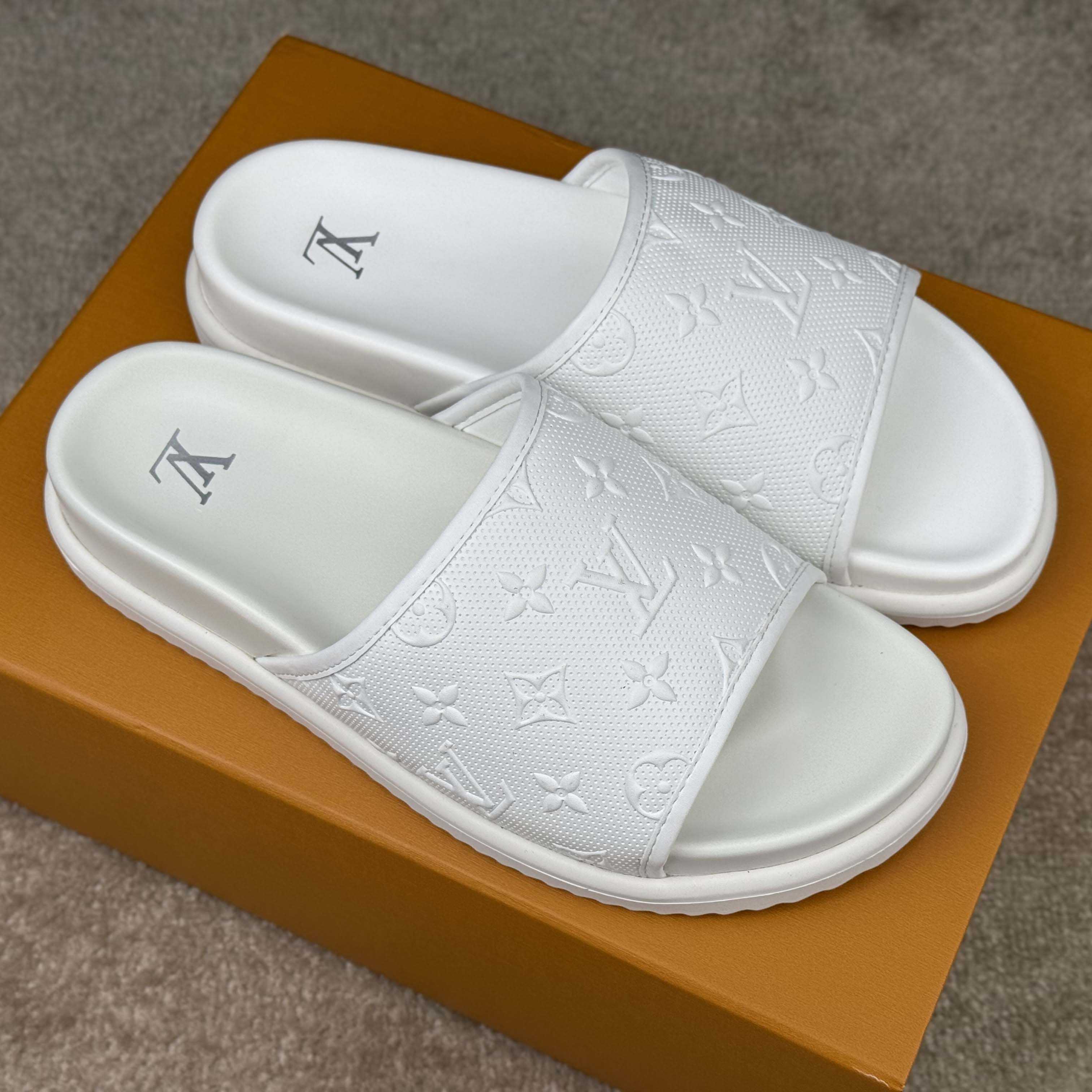 Louis Vuitton Miami Mule   1AHSN9 - FashionPlug