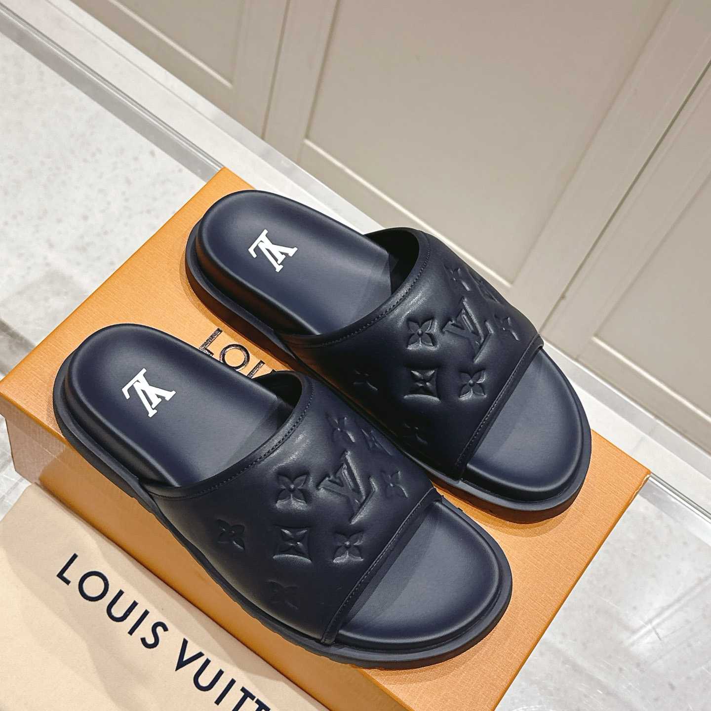 Louis Vuitton Miami Mule   1ADGFD  - FashionPlug