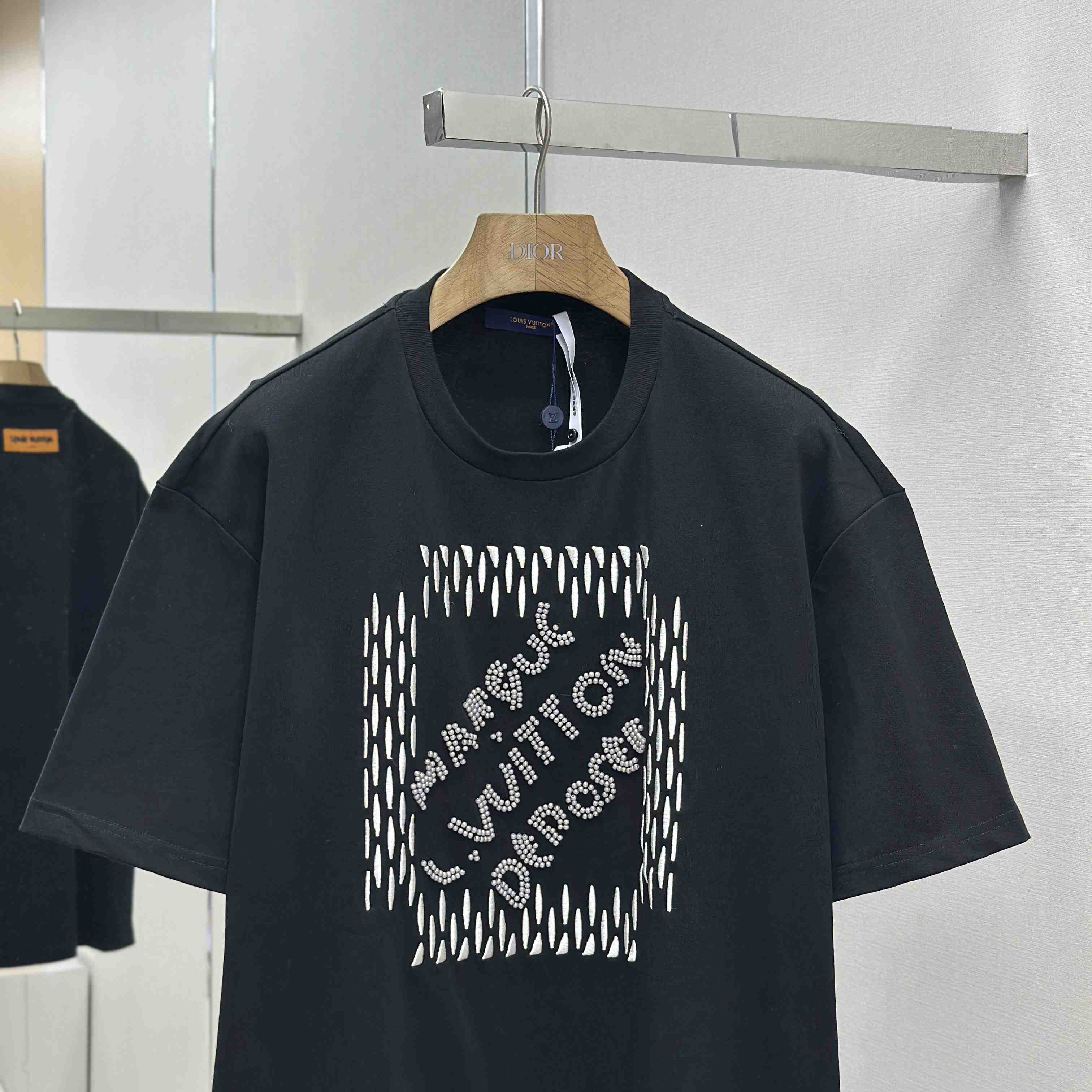 Louis Vuitton Embroidered Signature Cotton T-Shirt   1AFJFK - FashionPlug